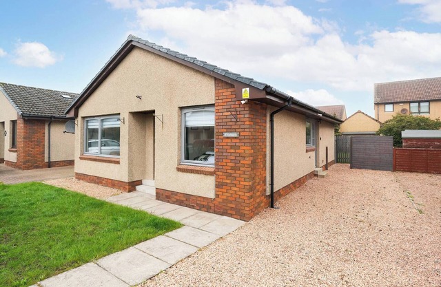 Ellaburn - 3 bed w/parking
