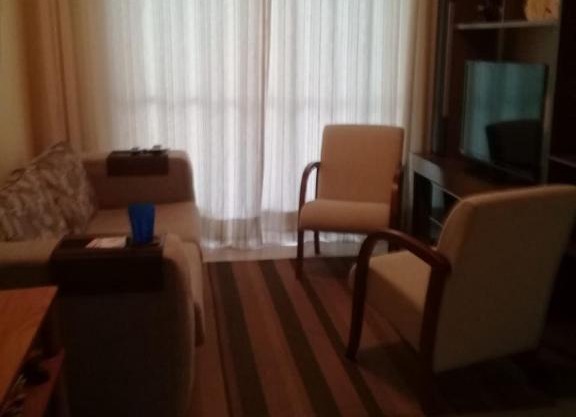 Encantador a 2 quadras da Enseada, com varanda e garagem
