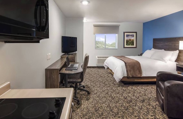 Enjoy a Relaxing Stay Close to Scenic Trails w/ Modern Amenities