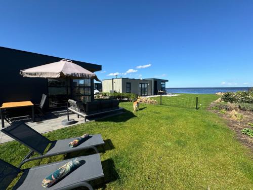Enkhuizer Strand Chalet IJsselmeerblick Zweite Reihe mit Zaun Haus Nr 221