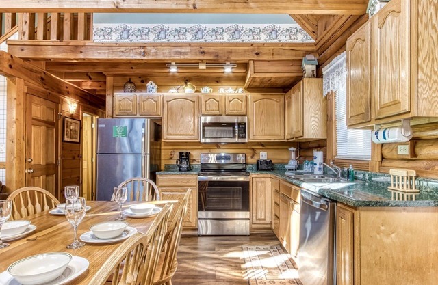 Er92 - Virginia's Villa - Great Location! Close To All The Action! 5 Bedroom Cabin by RedAwning