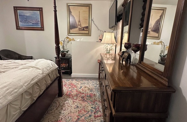 EUREKA SUITE, FULL KITCHEN. ONLY HOTEL WITH PARKING IN DOWNTOWN