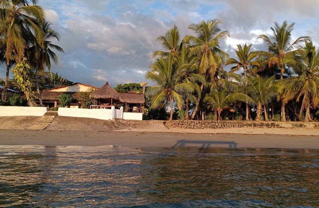 Exceptional villa, waterfront, 3 bedrooms, large garden, on the beach