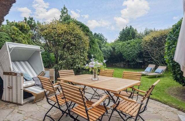 Exclusive thatched house for 6 people with sauna, fireplace, garden, parking space.