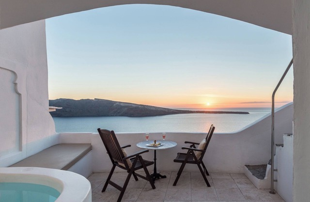 Executive Suite with Private Whirlpool & Caldera View