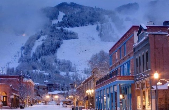Expansive 2 Bedroom Downtown Aspen Condo, Walk to Gondola for Skiing, Steps to Dining, Shopping and Entertainment