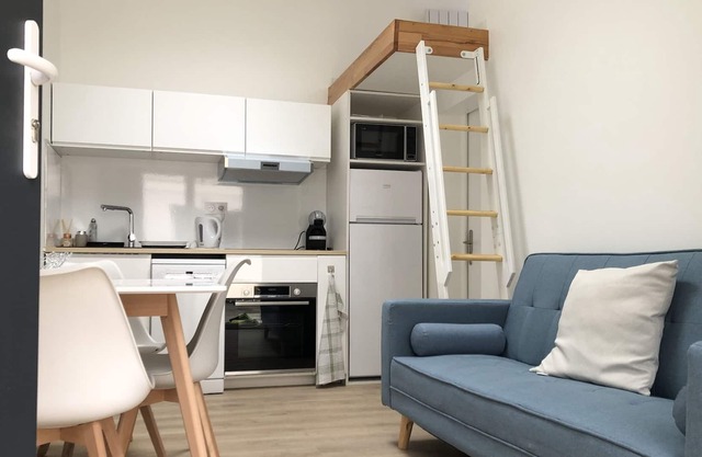 F2 equipped, 15mn from Paris, parking, air conditioning