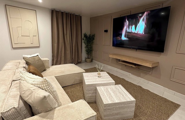 F2 jacuzzi modern/spacious (5 min station)