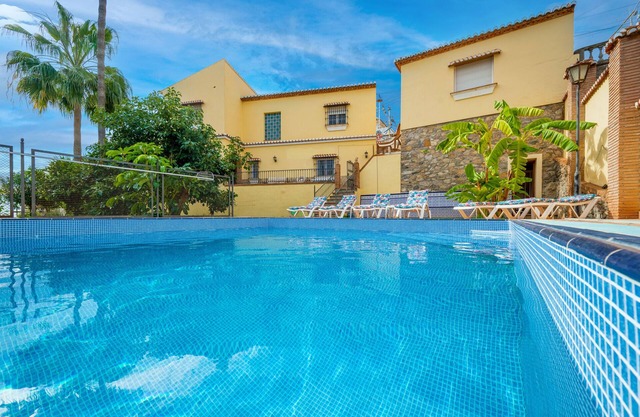Fab 6 bed villa with private pool 300m from beach