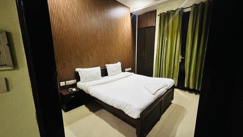 FabHotel Corporate Stayz - Near Medanta Hospoital