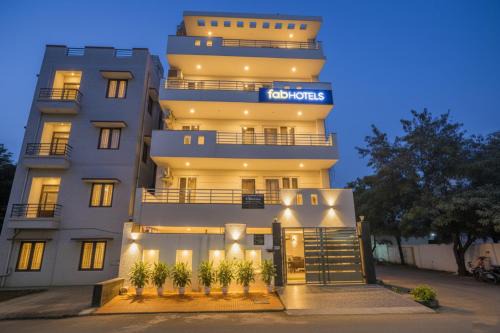 FabHotel White House BNB - Nr Yashobhoomi Convention Centre