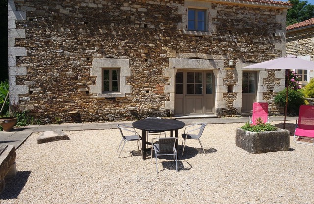Fabulous Character Gite - Pool, Tennis Court, With Wi-fi & Wood-Burning Stove