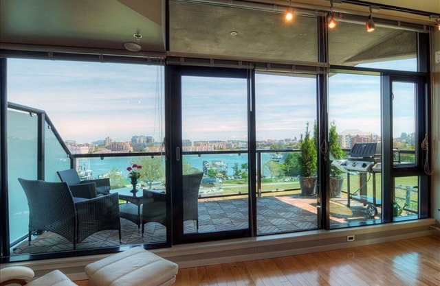 FABULOUS Ultra Modern Harbourview Getaway Downtown
