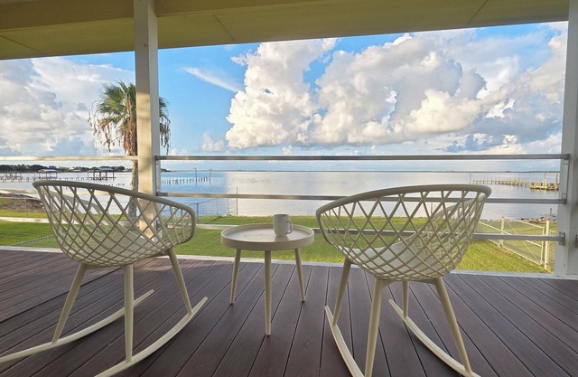 Fall Fishing Getaway in San Leon- Don’t Miss Out! Waterfront Pier w/Boat Slip🎣