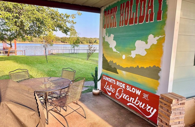 Fall Special!~Lake Home w Swing at Dock. Stocked kitchen, KING Bed, Photo Opp