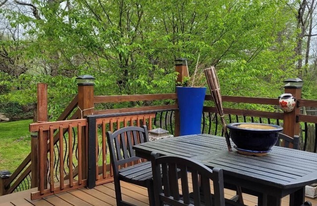 Family and small dogs friendly. Close to interstate, 15 minutes from Nashville