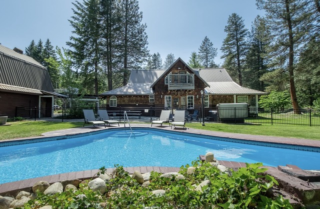 Family Cabin-Seasonal Pool, Hot Tub, WI-FI, Grill