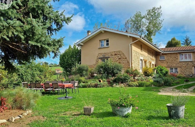 Family cottage for 12 in the heart of the Lyon Hills