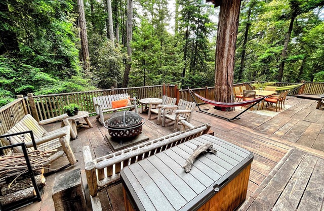 Family escape w/sauna nestled in the redwoods, near beaches, hiking, cycling