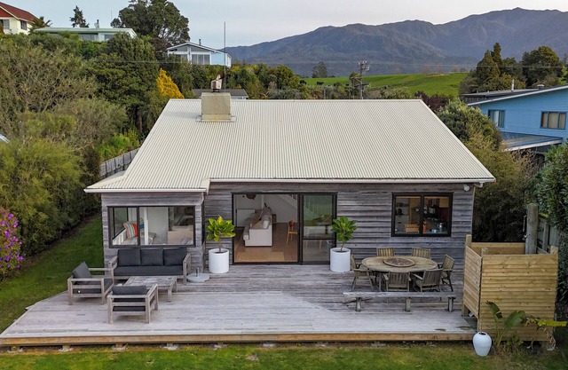 FAMILY FRIENDLY BEACH FRONT BEACH HOUSE WITH KAYAKS, FISHING RODS, TOYS & BOOKS