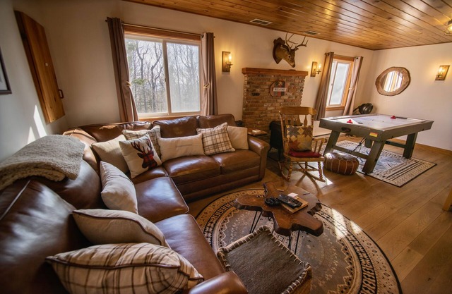 Family-Friendly Cabin w/Hot Tub, Pools, Fire Pit & More – 15 Mins to Mount Snow