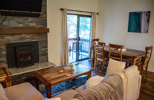 Family Friendly - Sleeps 6 - King Bed - Centrally located, 10 mins to Beach/Ski