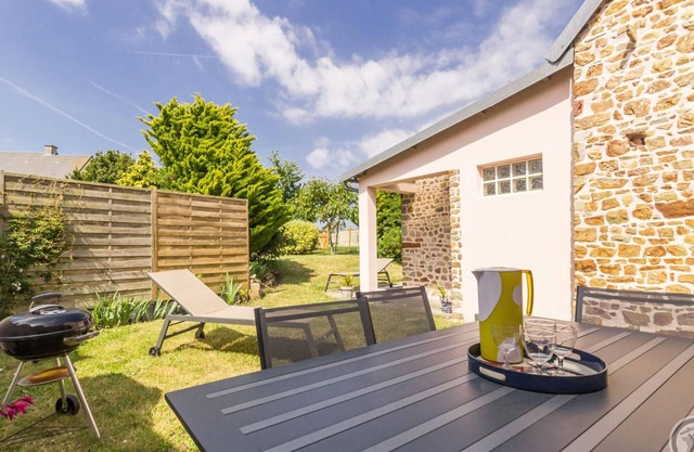Family house near the beach with private garden in Créances, pets allowed