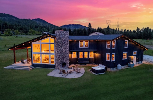 Family & Pet friendly lodge, sleeps 12 guests, dogs ok, on the Wenatchee River.