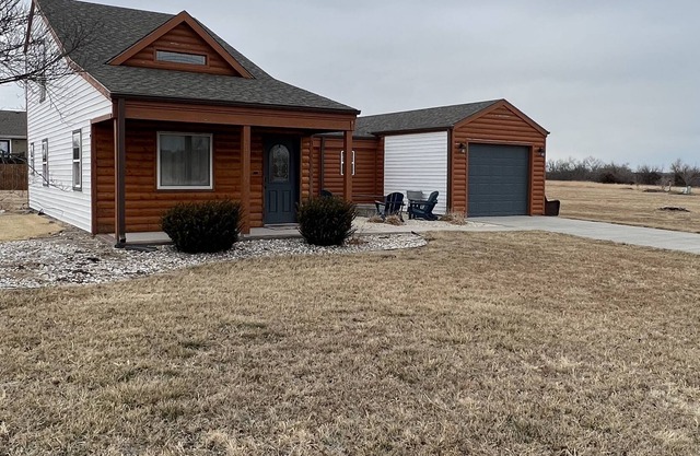 Family sized cabin near Lake Milford, Milford City Park and Milford Tropics!