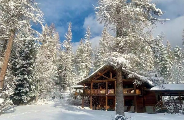 Fantastic log home 10 minutes from the west entrance of Glacier National Park