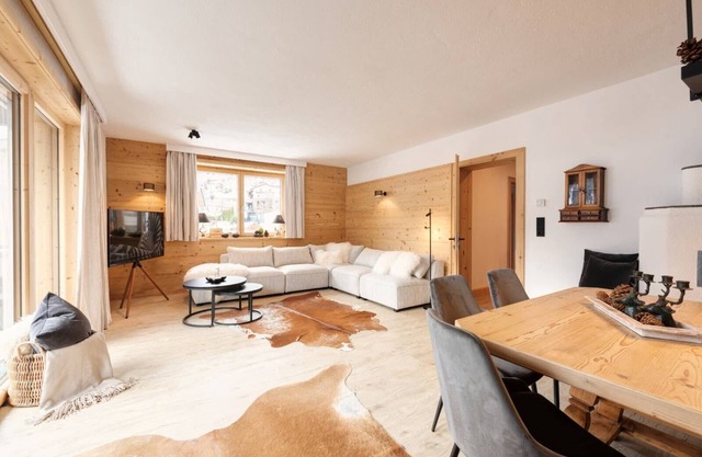 ☆ FavoriteStays Deluxe Apartment with Balcony