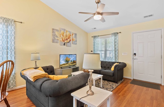 Fenced Yard * Pet Friendly * Walk to Downtown