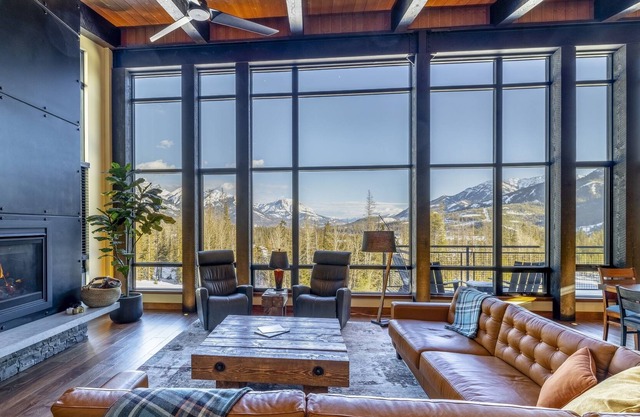 Fernie Mountain House 4 bdrm Ski-in/out with amazing mtn views, Stay 5 for Pay 4