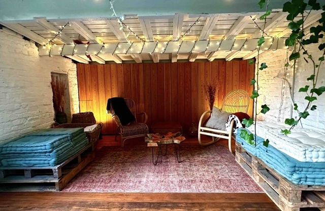 "Fire & Grill Hideaway: A Cozy Retreat with BBQ and Fireplace"