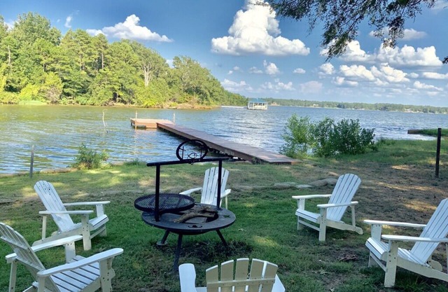 Fireside & Faith cozy getaway on Lake Bob Sandlin