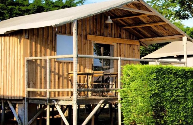 Flower Camping La Plage * - Cabane Lodge Bois sur Pilotis Standard 34m2 (2 bedrooms) including covered terrace 11m2 4 people