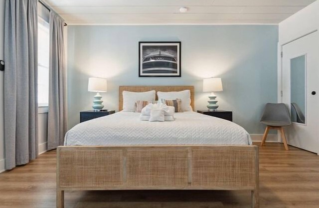 Folliday Inn - Room 23 - The Continental, Large Pool, Pet Friendly