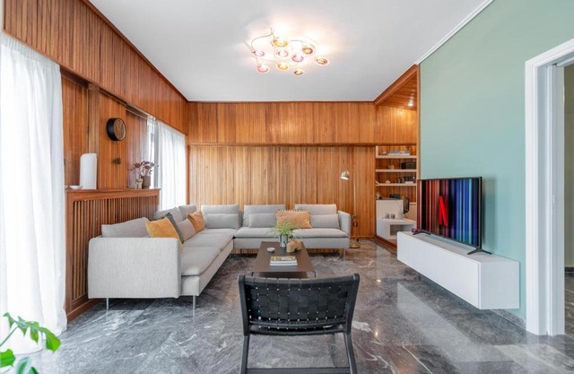 Foothills of Acropolis-Thissio 3 bdrm apartment