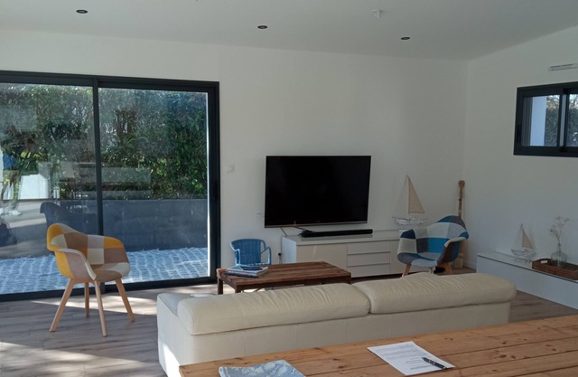 For rent, villa with heated pool, close to beaches and center