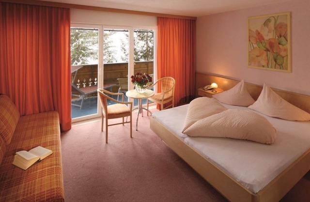 Four-bed room, shower, WC - Hotel Sonnalpen