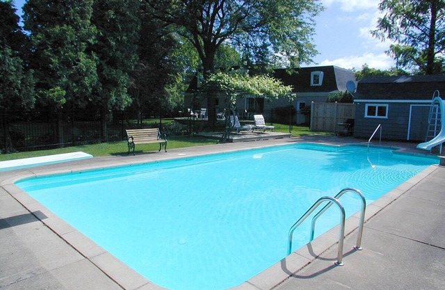 French country delight with pool, between vineyards and Niagara River, golf