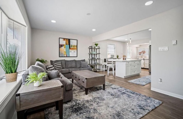 Full House 2 Blocks from Beach