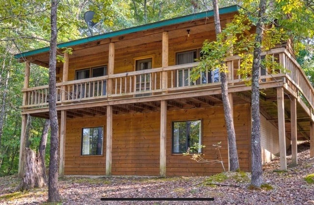Full log cabin on gorgeous Table Rock Lake is the perfect spot for vacation