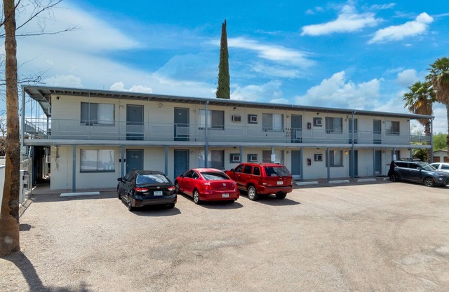 Furnished 1-bedroom apartment with WiFi, AC near downtown!