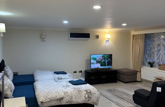 Gants Hill studio with parking