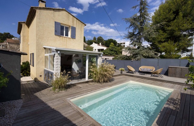 Gararro. Bohemian house, pool, air conditioning, garden