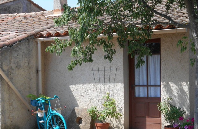 Get away from it all in this peaceful rural location - close to lively village