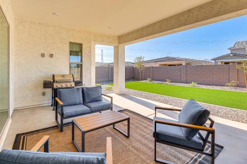 Getaway with Fenced Yard 4 Mi to Phoenix Raceway