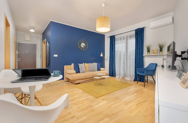 Gold & Blue Apartment Warsaw by Renters