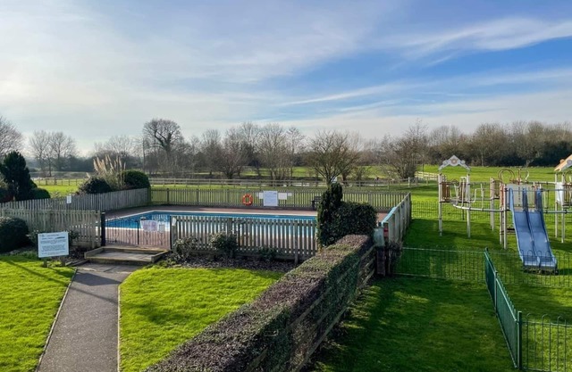 Gold Deluxe 2 Bed sleeps 6 Pet friendly